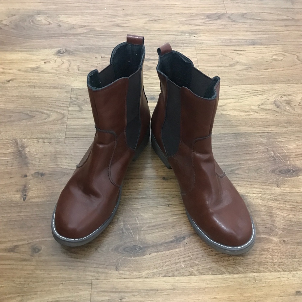 SIZE 8 WOMEN'S LEATHER BOOTS